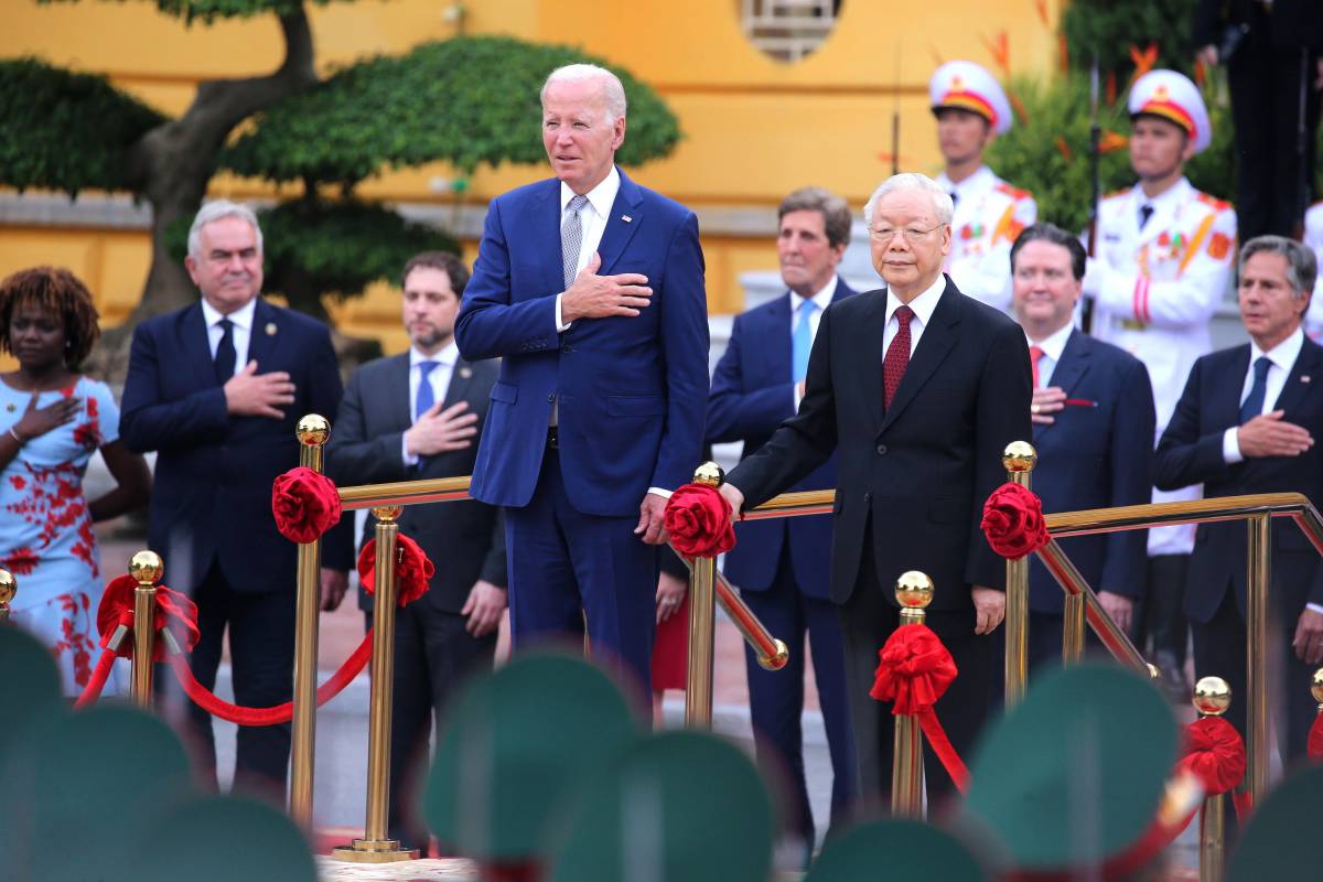 Biden in Vietnam rafforza l'asse anti-Cina. Ma Hanoi compra armi da Mosca in segreto