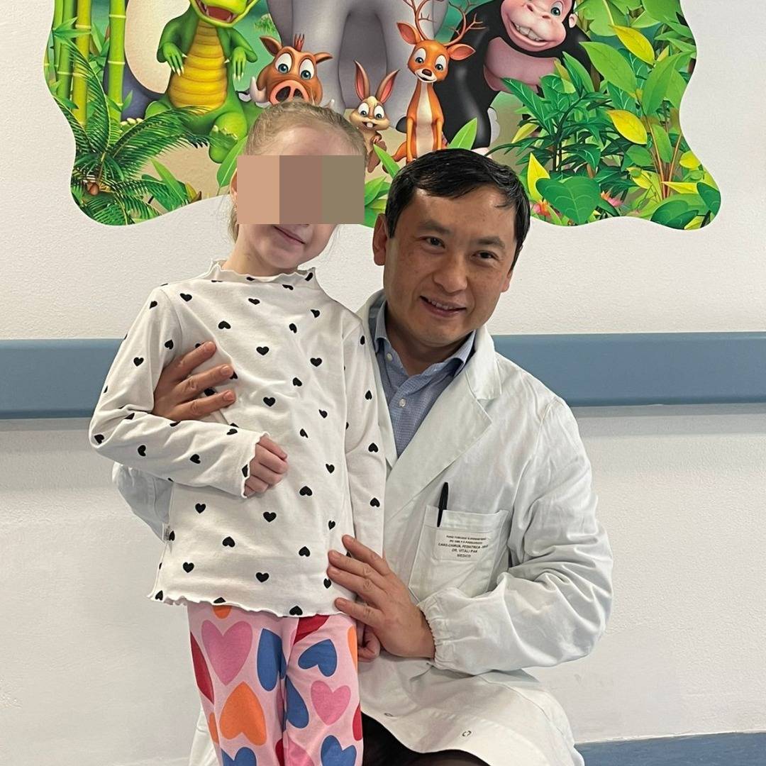 La piccola Aimisei in ospedale a Massa, insieme al dottor Vitali Pak