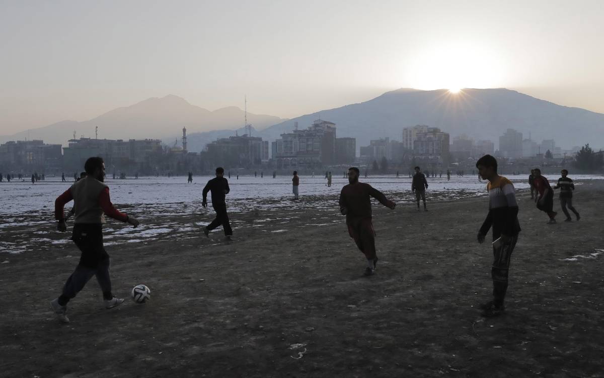 Dei ragazzi giocano a calcio a Kabul, dicembre 2021