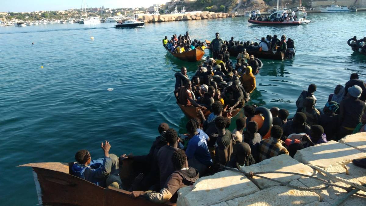 "Il mare è pieno. Guarda caso...". Boom di migranti a Lampedusa, barchini in coda