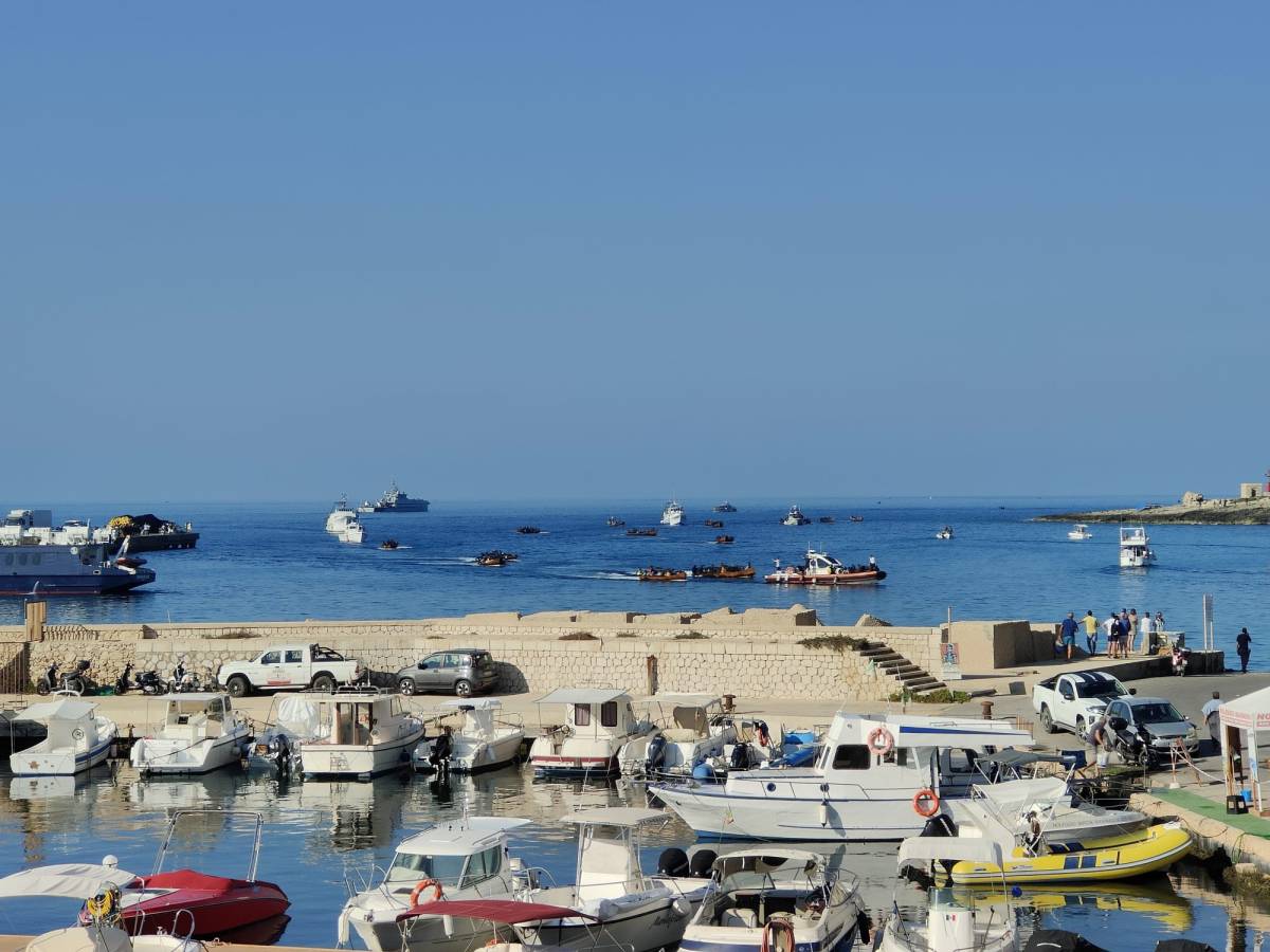Dall'ombra della nave madre agli sbarchi a raffica: Lampedusa è sotto assedio