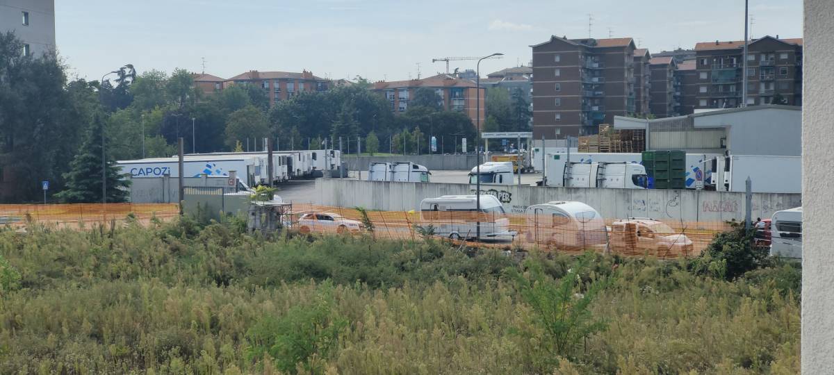 "Siamo abbandonati". Palazzo ostaggio dei rom a Milano nel silenzio del Comune