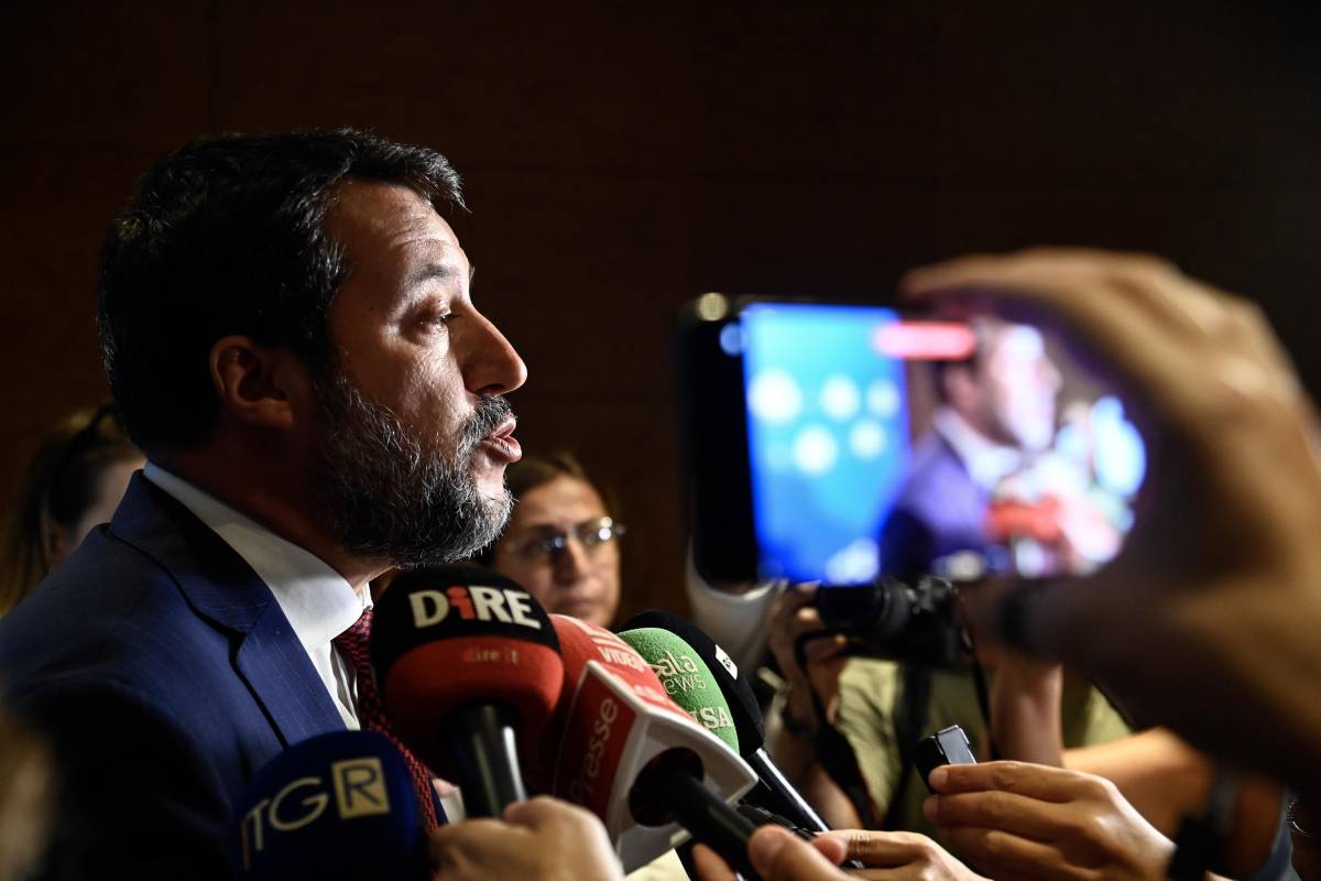 "Una regia dietro gli sbarchi. L'Ue ci lascia soli": l'affondo di Salvini sul silenzio di Bruxelles