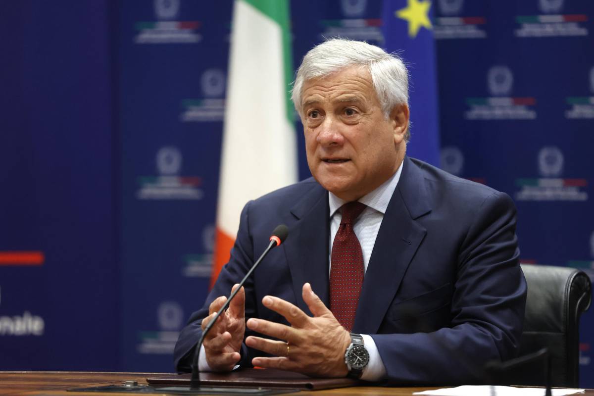 "Ue faccia la sua parte". L'appello di Tajani sui migranti