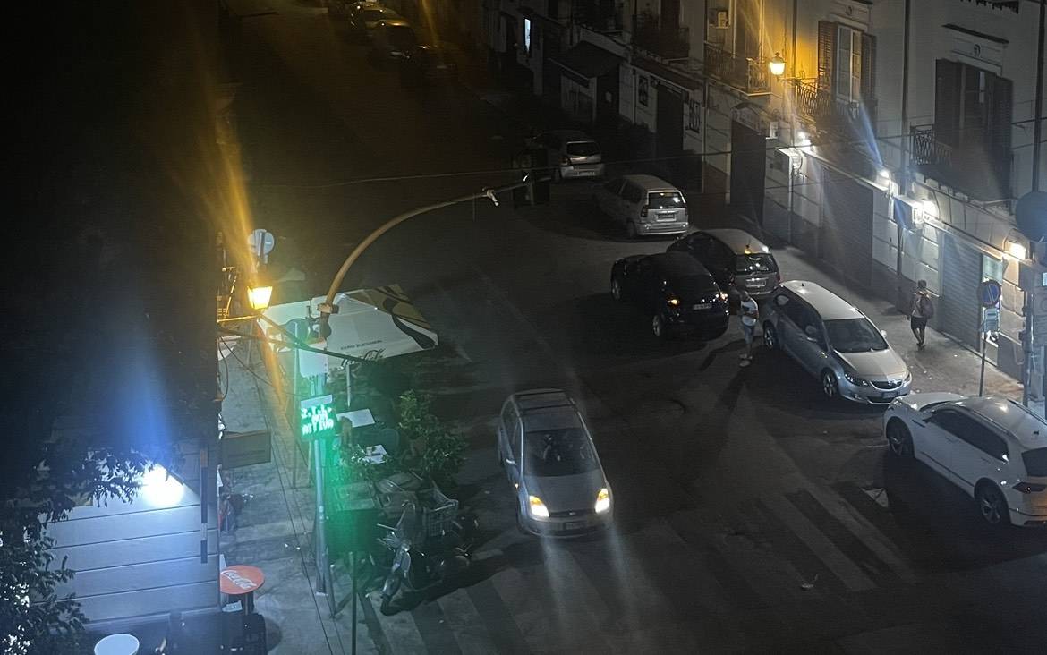 Follia in strada a Palermo: 23enne aggredita a colpi di casco da giovanissimi 