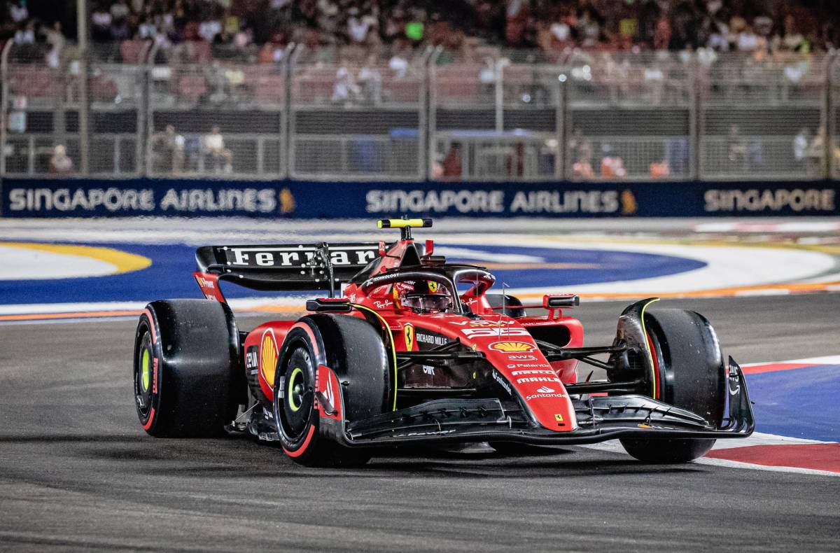 F1, a Singapore ancora una pole di Sainz, terzo Leclerc, male Verstappen
