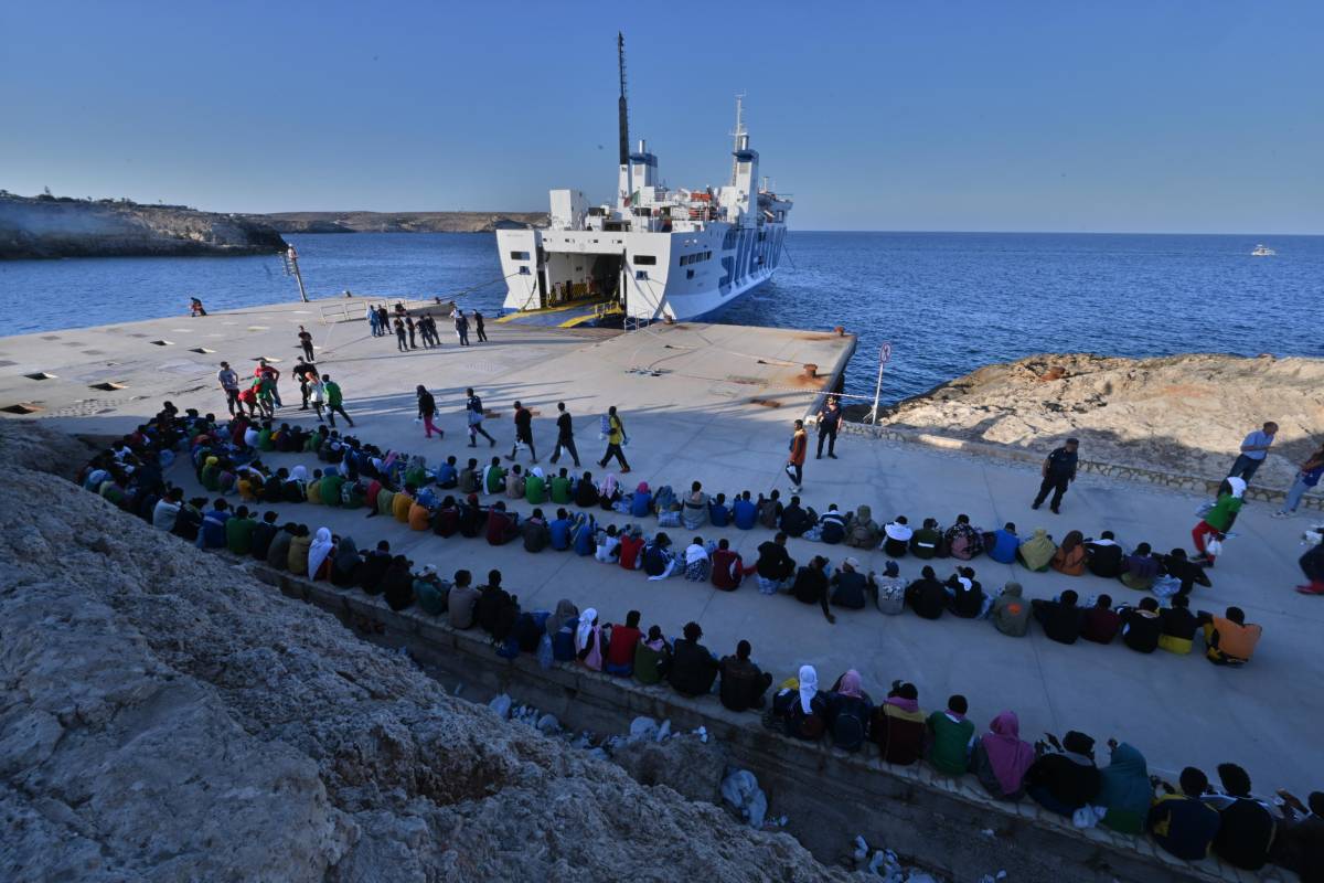 Lezioni di buonismo Il sindaco Gualtieri porta gli studenti in gita a Lampedusa. "Viaggio didattico"