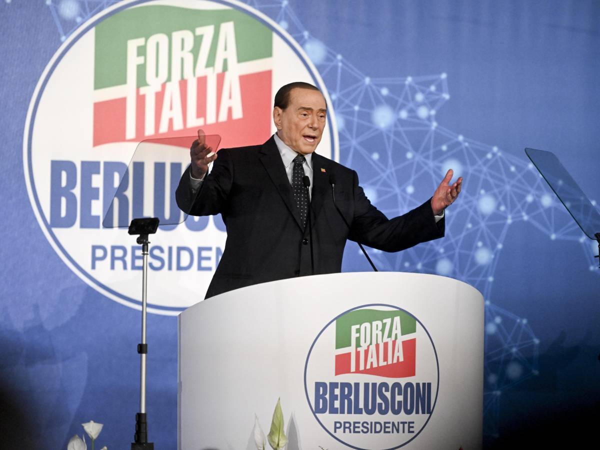 Intitolazione di una via e cittadinanza onoraria: L'Aquila omaggia Silvio Berlusconi