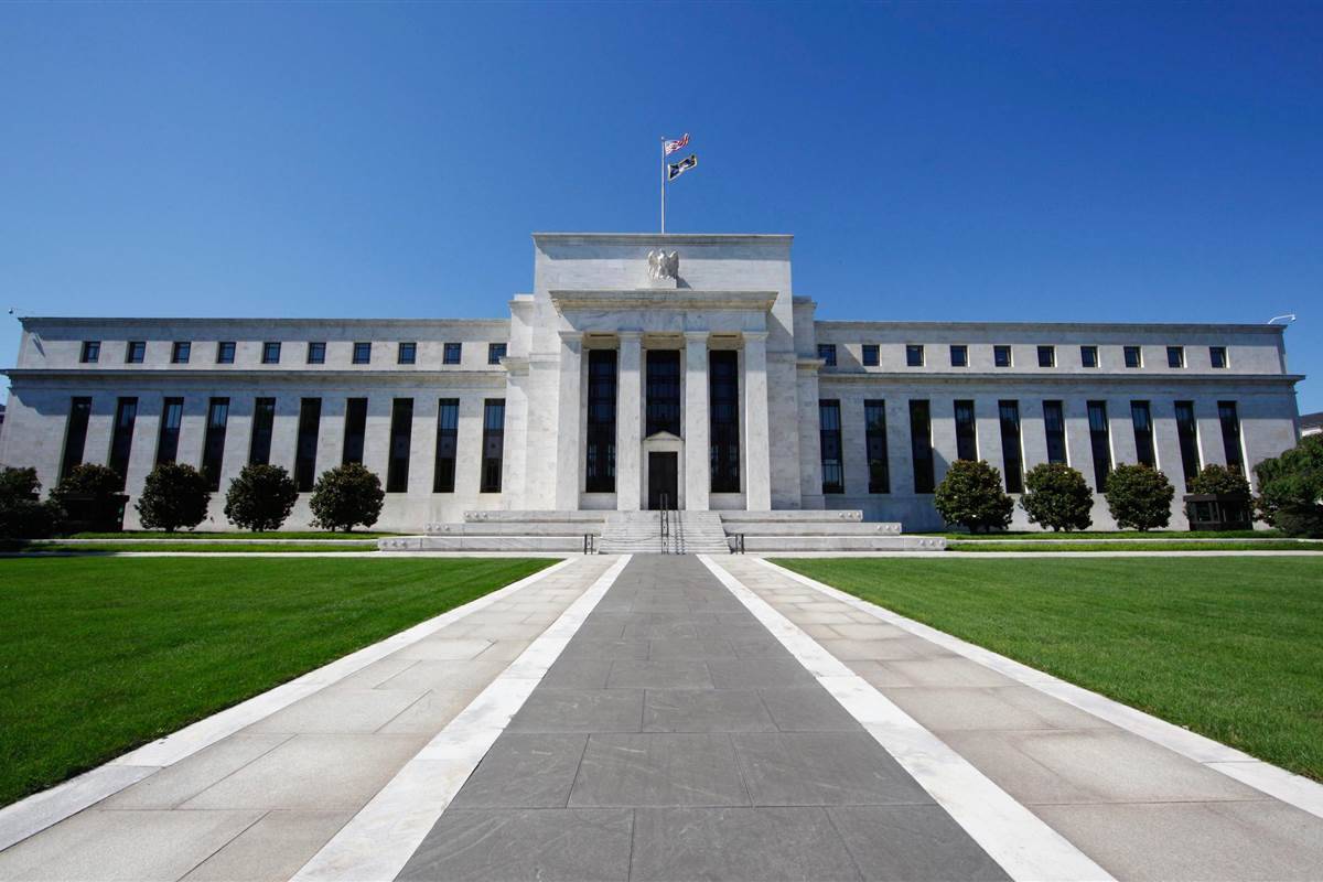 La Fed mantiene stabili i tassi d'interesse. Stime crescita raddoppiate