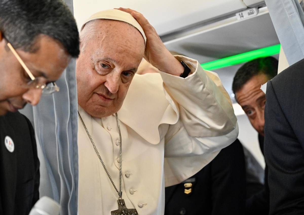 "Il Papa dei migranti". La stampa francese punge Francesco