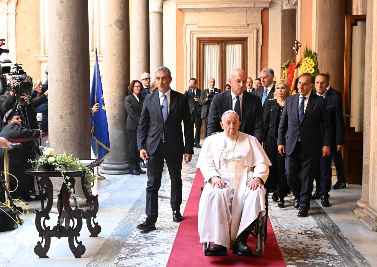 Napolitano, la camera ardente in Senato: l'arrivo a sorpresa di papa Francesco