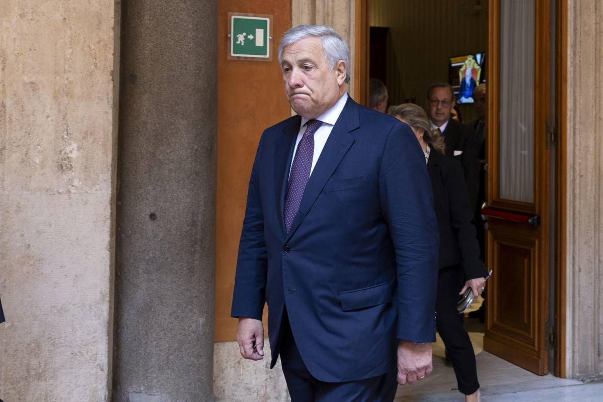 "Lavoriamo con la Francia per affrontare i flussi": l'appello di Tajani sul dossier migranti