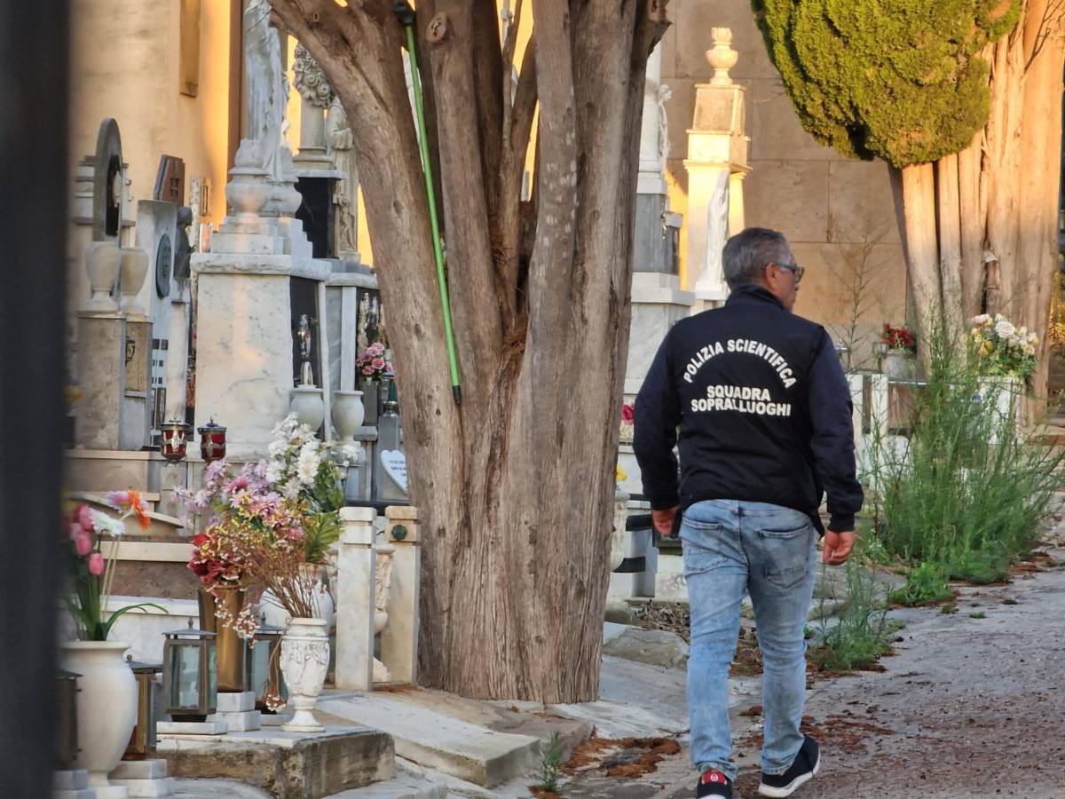Funerali Messina Denaro, la salma arriva nel cimitero di Castelvetrano