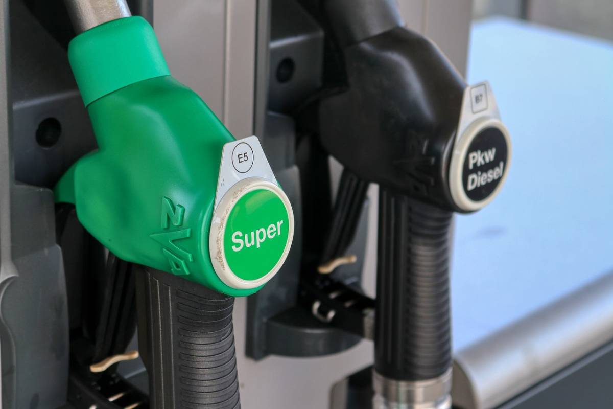 Benzina sotto 1,80 al litro, scendono anche i prezzi del gasolio 