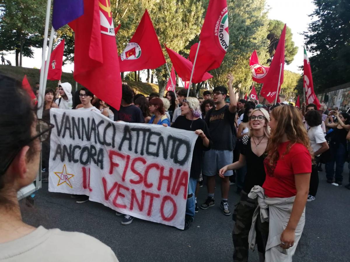 I contestatori del generale Vannacci a Lucca