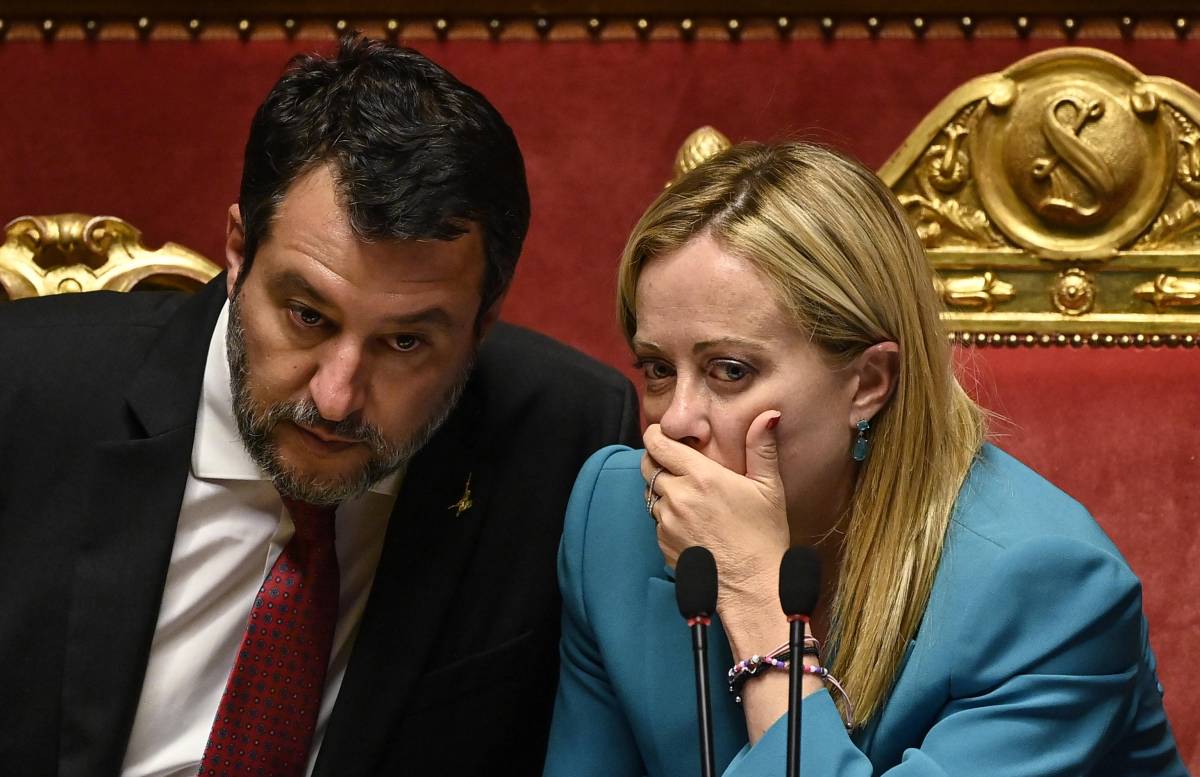 Meloni stronca la toga pro migranti: "Un pezzo d'Italia favorisce l'illegalità". E Salvini: "Ora riforma della Giustizia"