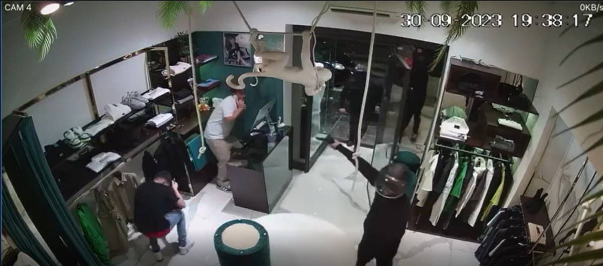 L'assalto e la pistola alla testa: rapina choc nel negozio