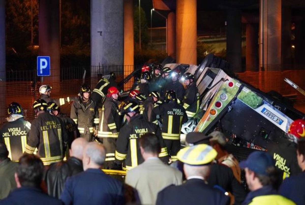 Tragedia a Mestre, autobus precipita dal cavalcavia: 21 morti e 15 feriti