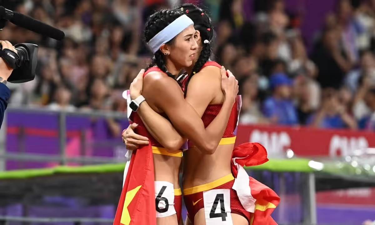 Censurato l'abbraccio delle atlete cinesi. L'ossessione di Pechino per Tienanmen