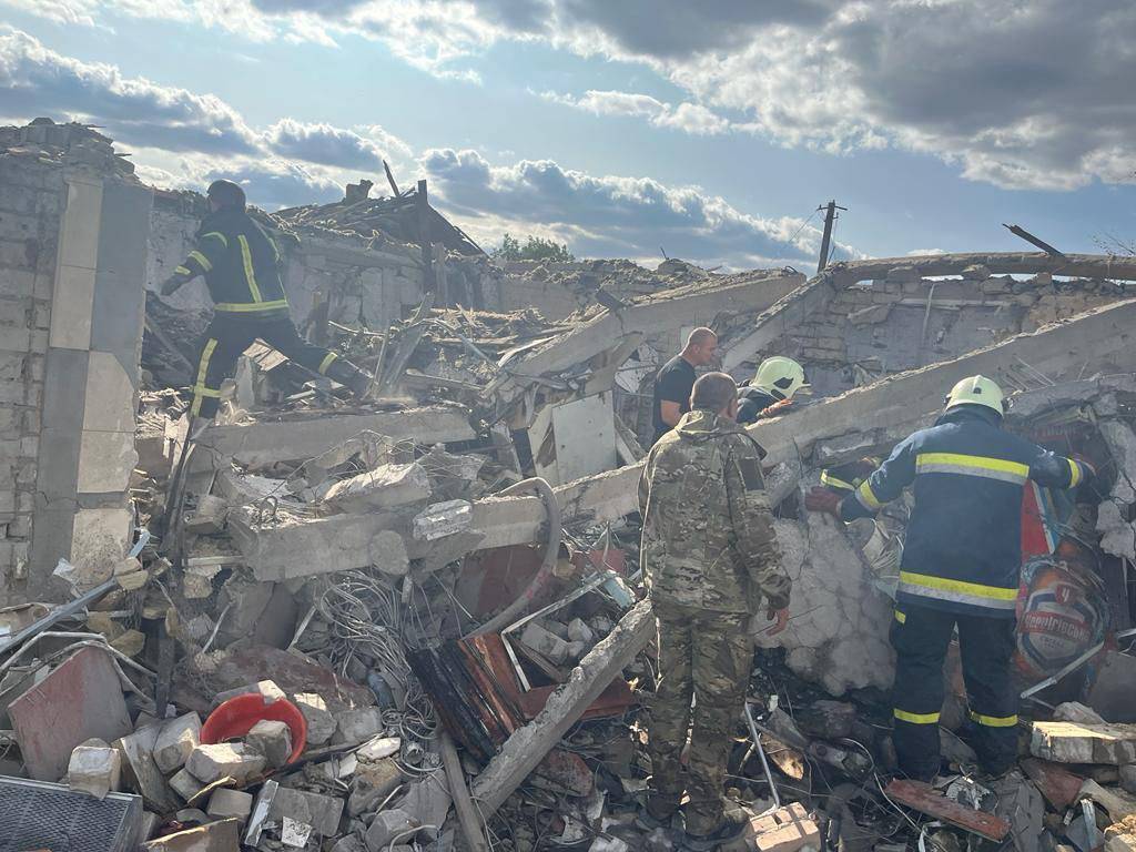 "Crimine brutale". Bombe russe sui civili a Kupiansk: 49 morti
