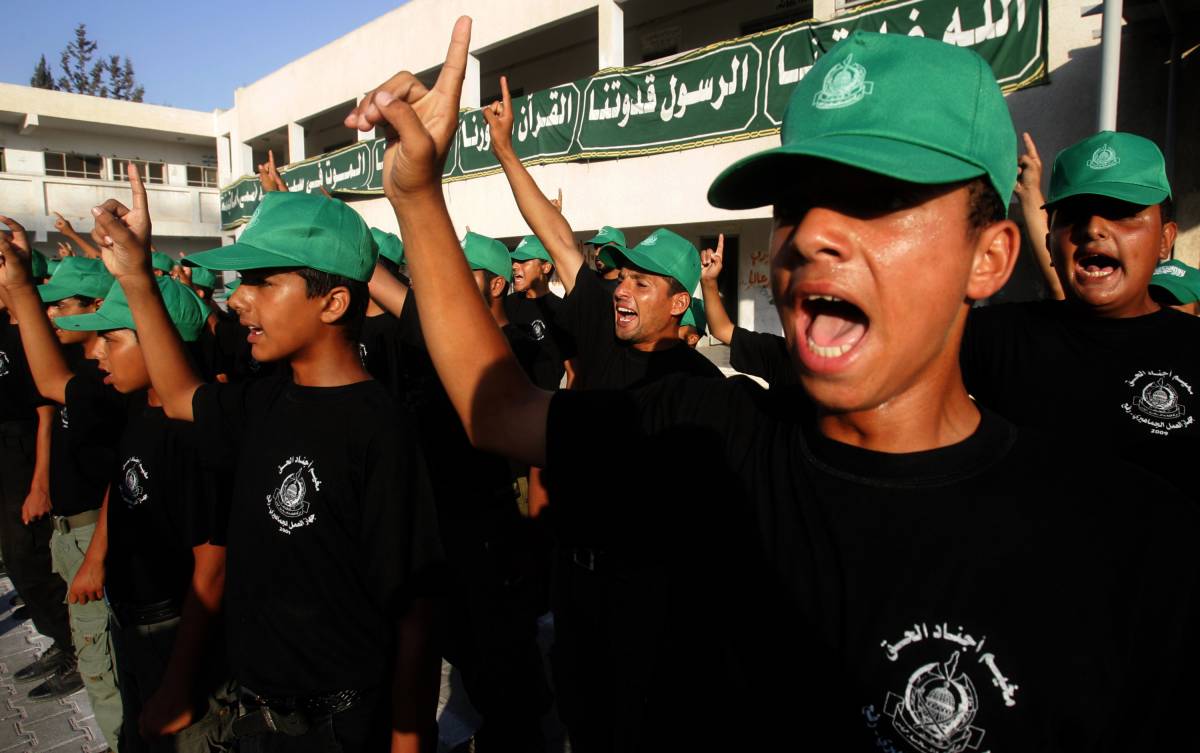 Giovani palestinesi a un campo addestramento di Hamas.