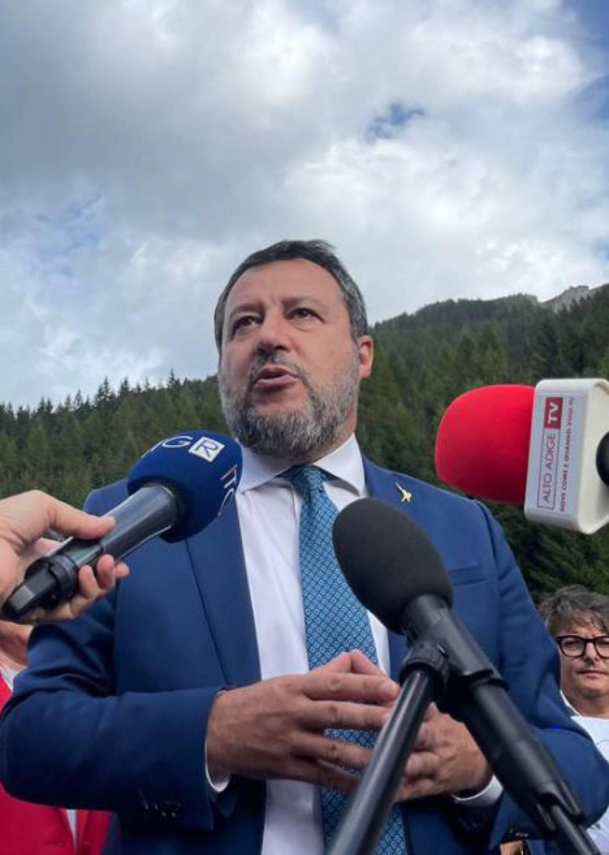 "Chi inneggia alla violenza è complice". Salvini a gamba tesa sui collettivi rossi