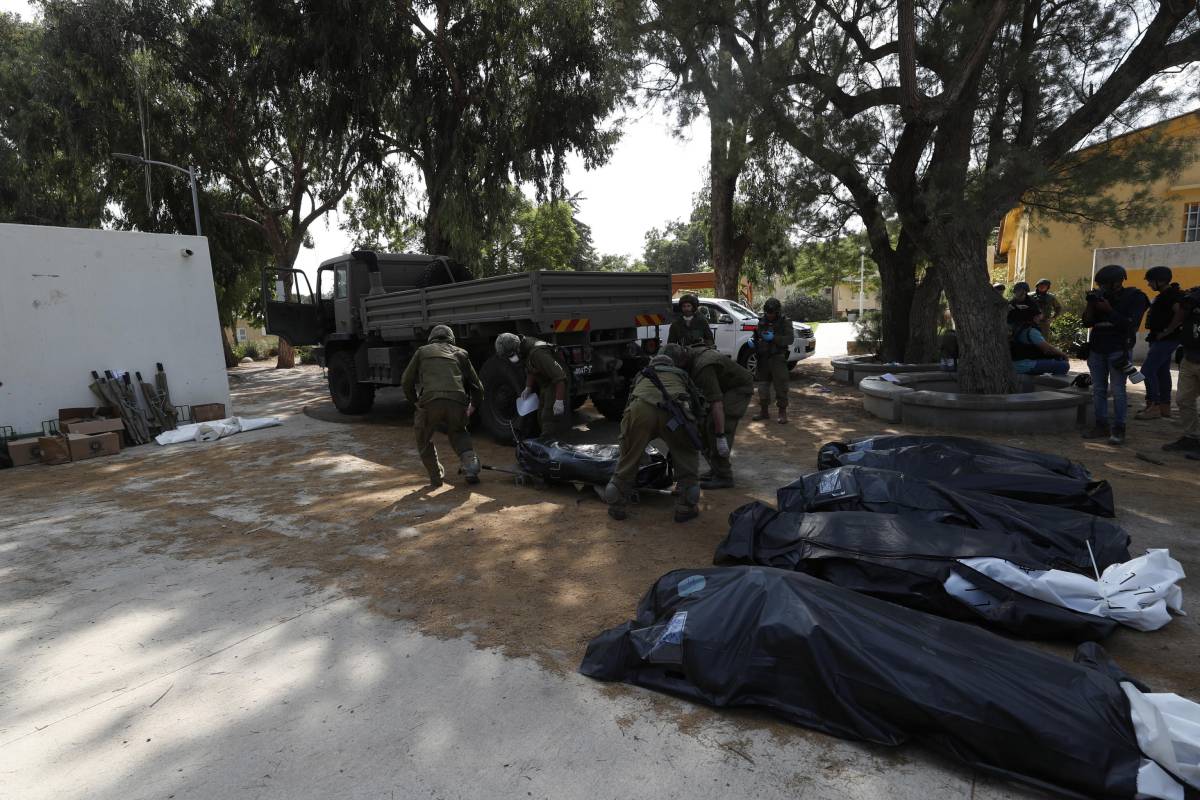 Bambini decapitati e famiglie massacrate: l'orrore delle bestie di Hamas nel kibbutz
