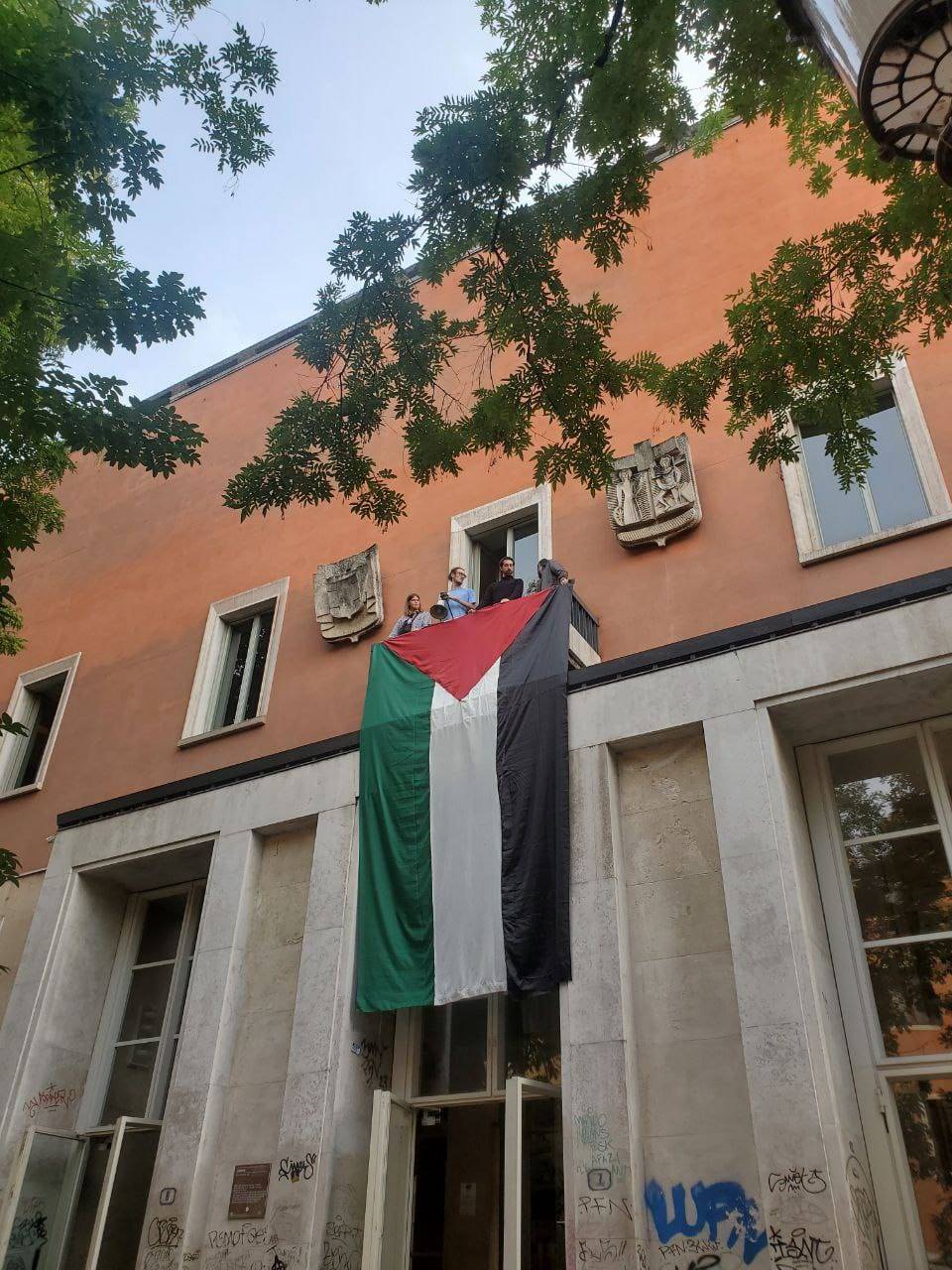 La bandiera della Palestina esposta a Padova dal collettivo
