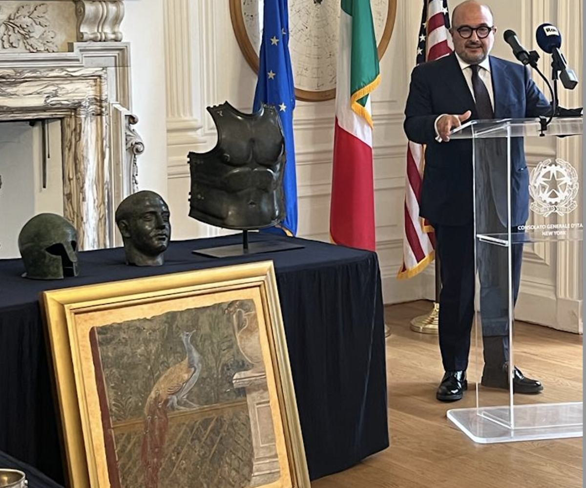 Il ministro della Cultura Gennaro Sangiuliano durante la cerimonia di restituzione di 19 opere d’arte classica, trafugate illegalmente dall’Italia