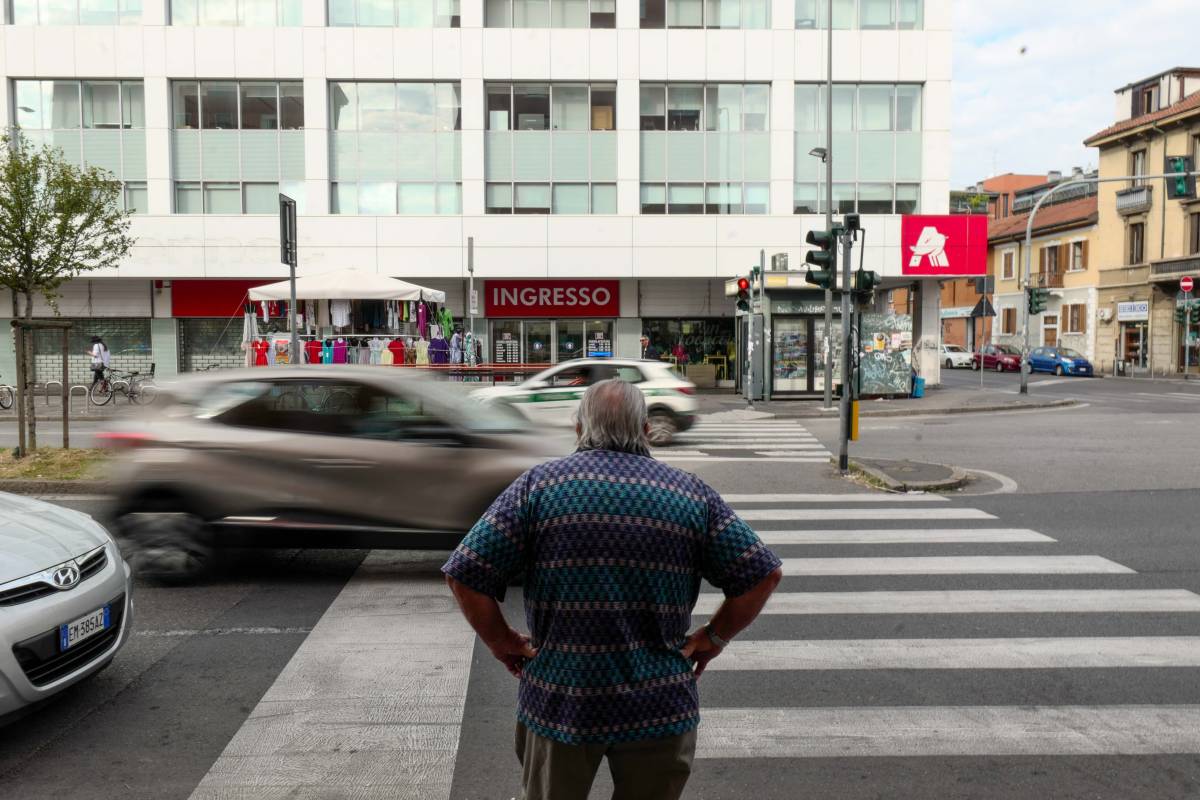 "Allah akbar!" e Corano in mano. Islamico pesta i passanti a Milano