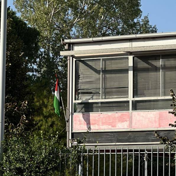 La bandiera palestinese esposta fuori dal centro autogestito