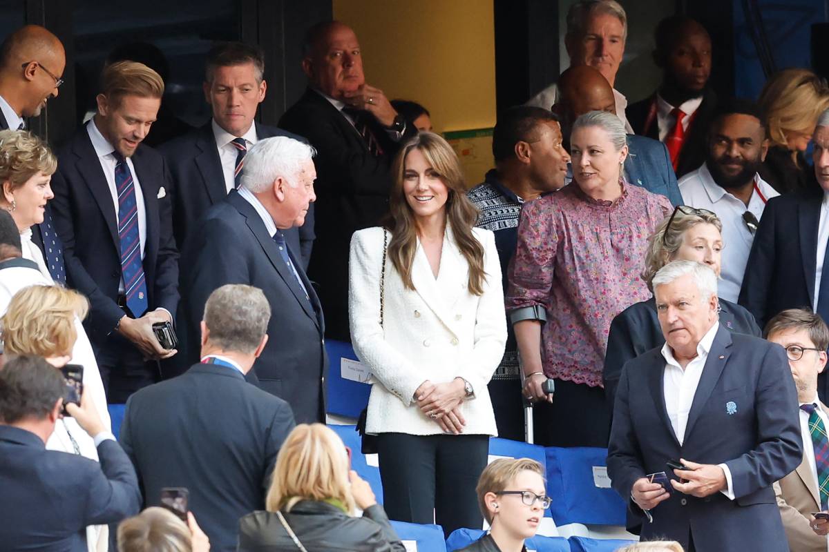 Kate Middleton alla partita di rugby: la foto coi giocatori (a petto nudo) è virale