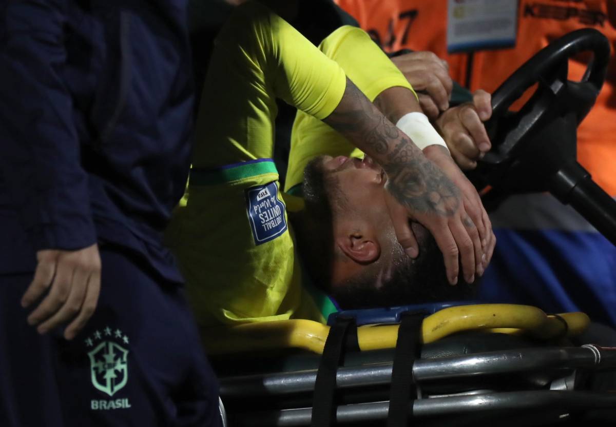 L'infortunio, le lacrime poi la diagnosi choc: stagione finita per Neymar