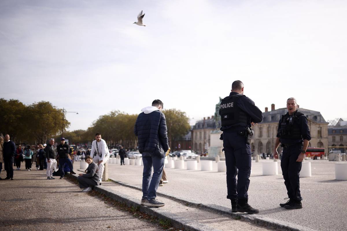 "18 fermi per gli allarmi bomba tra aeroporti e Versailles". E in Francia è allarme minori radicalizzati