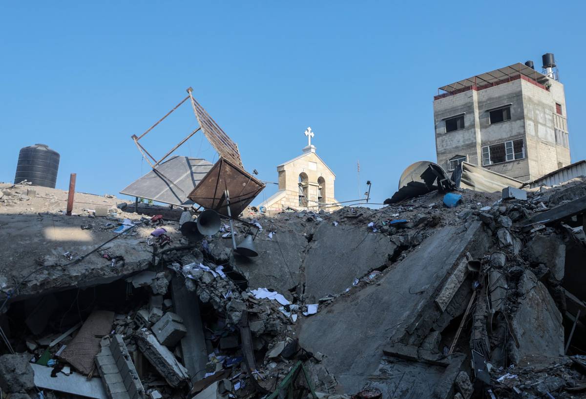 La strage dei cristiani nella chiesa di Gaza: "Almeno 16 morti". La rabbia e le accuse: "Crimine di guerra"