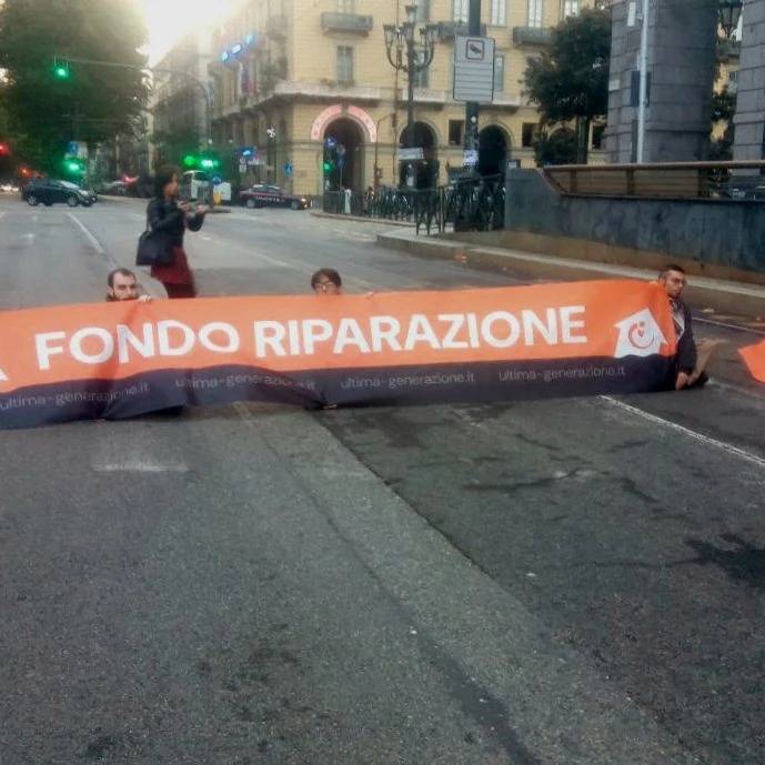 La protesta di Ultima Generazione a Torino