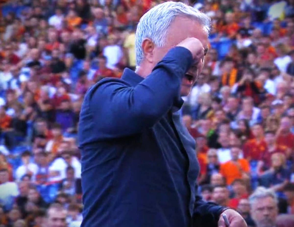 Mourinho, show e gesti in panchina: "Piangi, piangi...", e il tecnico viene espulso