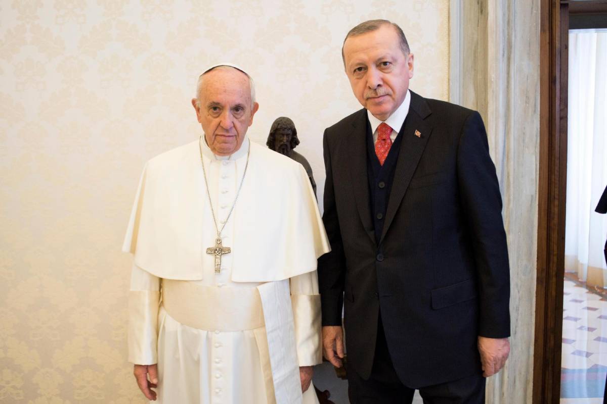 Erdogan chiama il Papa: "A Gaza è in corso un massacro. Santa Sede intervenga"