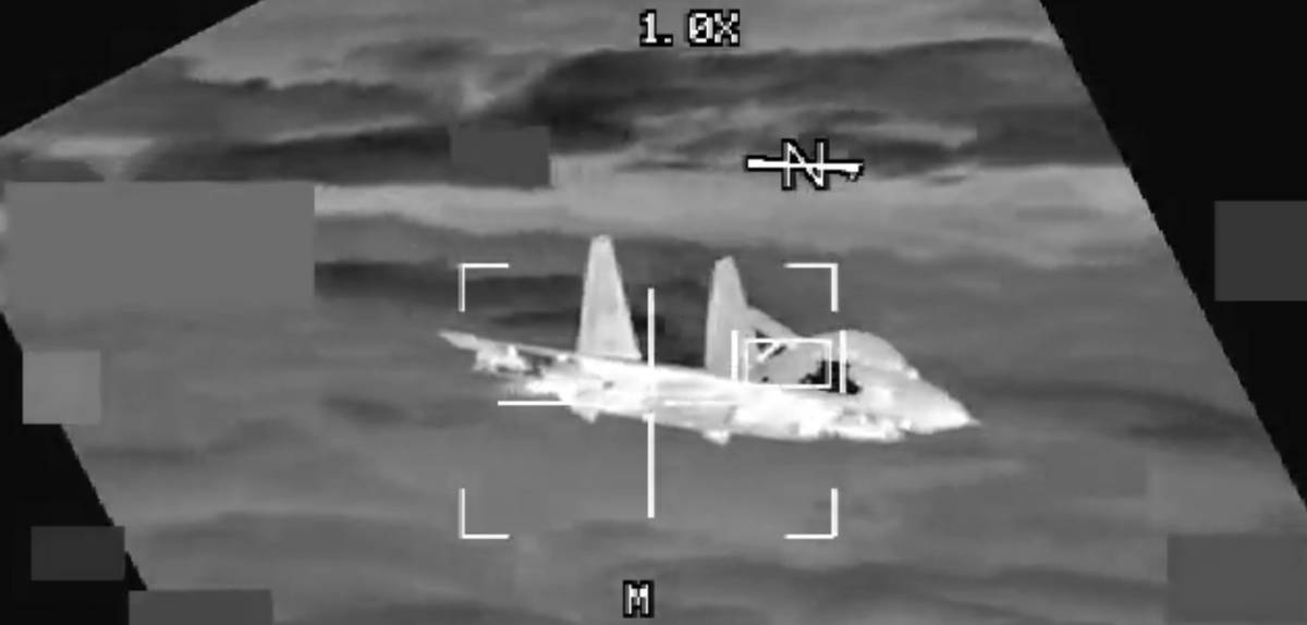 "Rischio collisione altissimo": lo "scontro" ad alta quota tra il caccia cinese e il bombardiere Usa