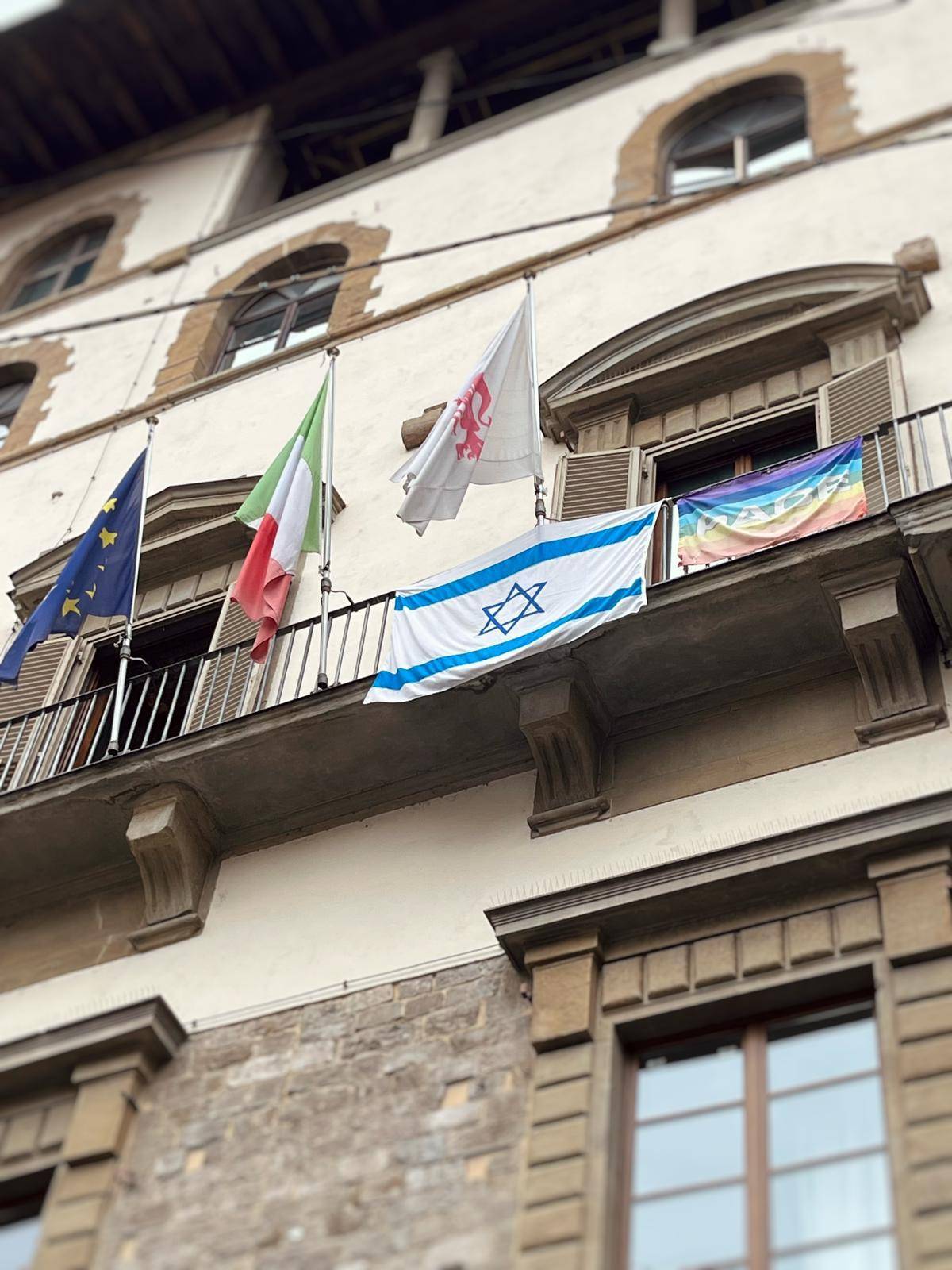 La bandiera esposta a Firenze