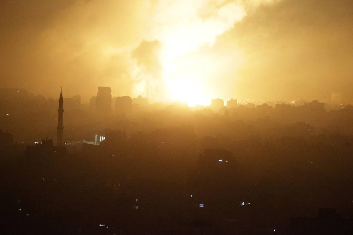 Gaza, raid senza precedenti. Hamas: "Stiamo bombardando Israele" 