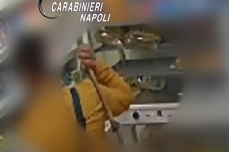 Napoli, rapina con piccone in un minimarket: la vittima è il fratello