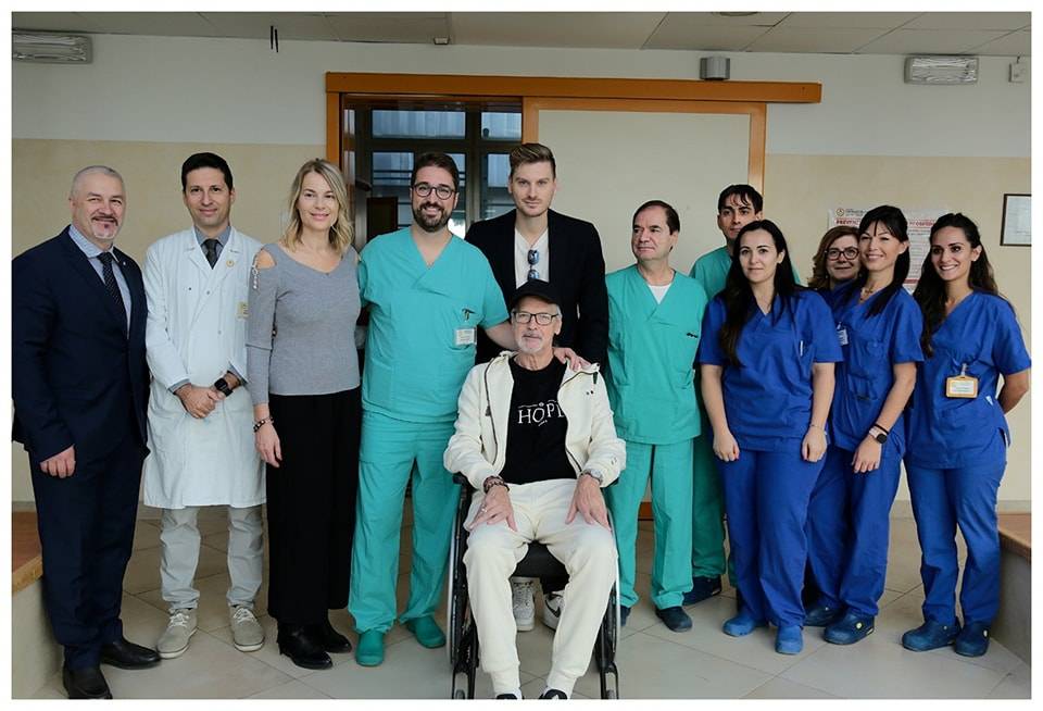L'abbraccio con i medici poi il ritorno a casa: Stefano Tacconi lascia l'ospedale