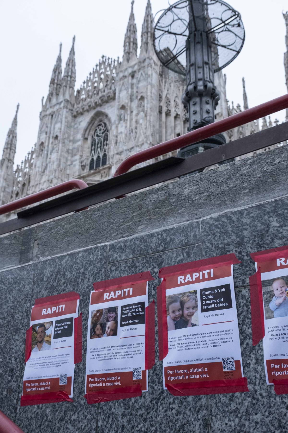 "Riportiamoli a casa": Milano resiste all'odio