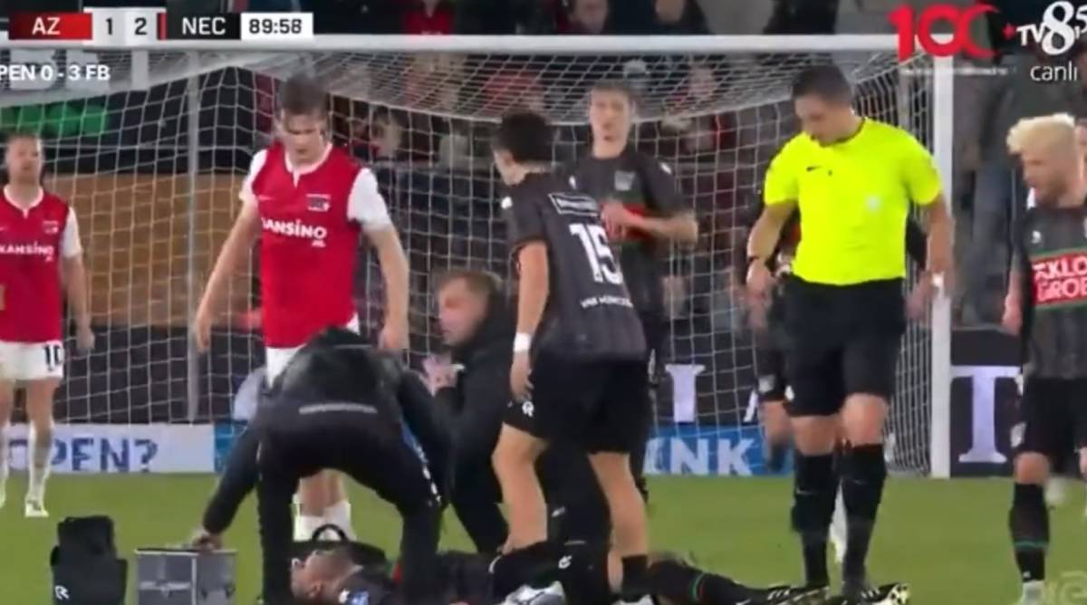 Il malore improvviso, poi il calciatore si accascia in campo: paura nei Paesi Bassi