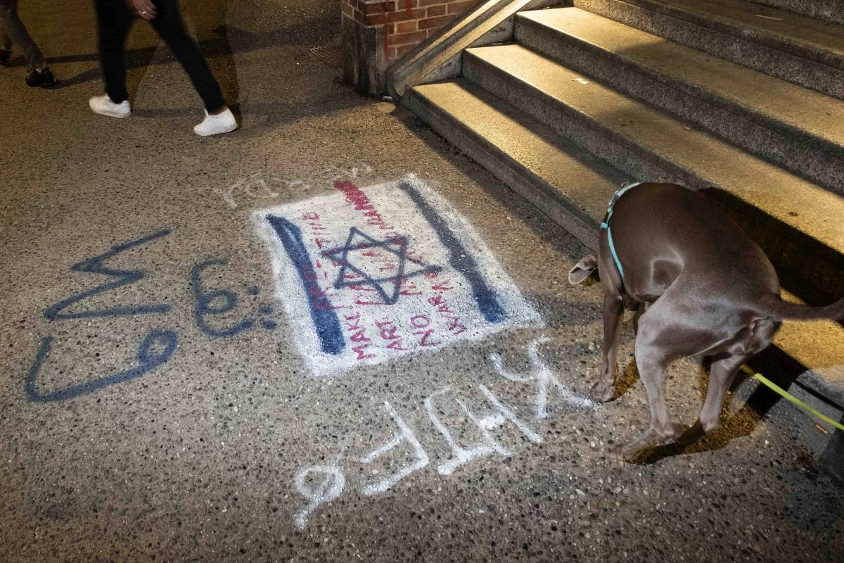 Milano, svastiche sui muri e scritte contro Israele: è allarme antisemitismo