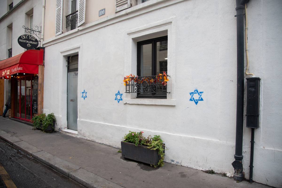 Boom antisemiti: +300%. Dai cimiteri alle targhe, odiano pure la memoria