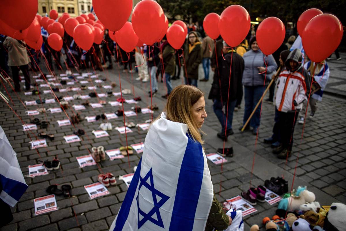 I pro Israele a Milano: "Salviamo l'Occidente". E a Roma sfila l'odio