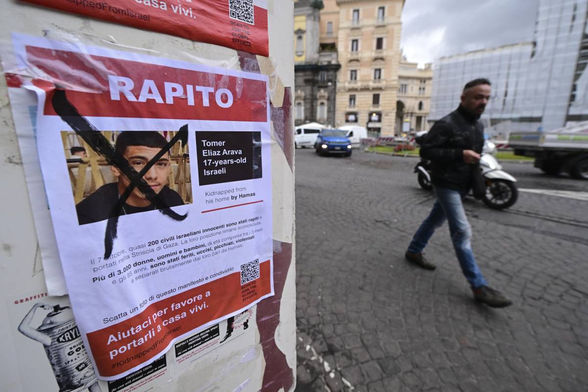 Antisemitismo a Napoli: strappati i volantini degli ostaggi israeliani