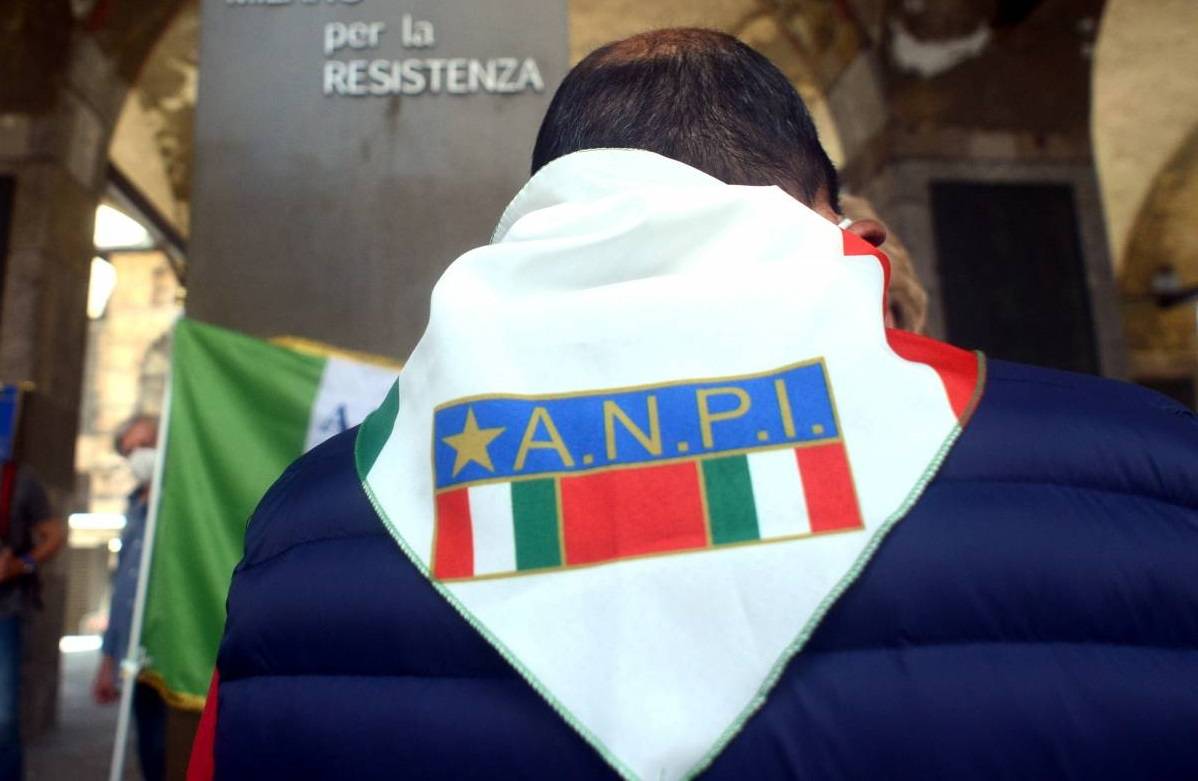 Ucraini ed ebrei contro lo slogan pacifista dell'Anpi di Milano